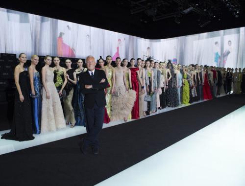 100 моделей, участвовавших в юбилейном шоу